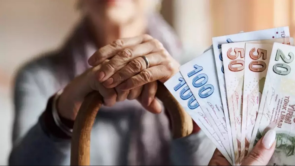 En düşük emekli aylığını 20 bin TL yapmak müjde değil, itiraftır.

Açlık sınırı 30 bin lirayken,20 bin TL emekli aylığı değil, sefalet harçlığıdır. Emeklileri dibe doğru eşitlemektir.

Milyonlarca emekli harçlık değil, insanca yaşayacak emekli aylığı istiyor!

Emekliyi