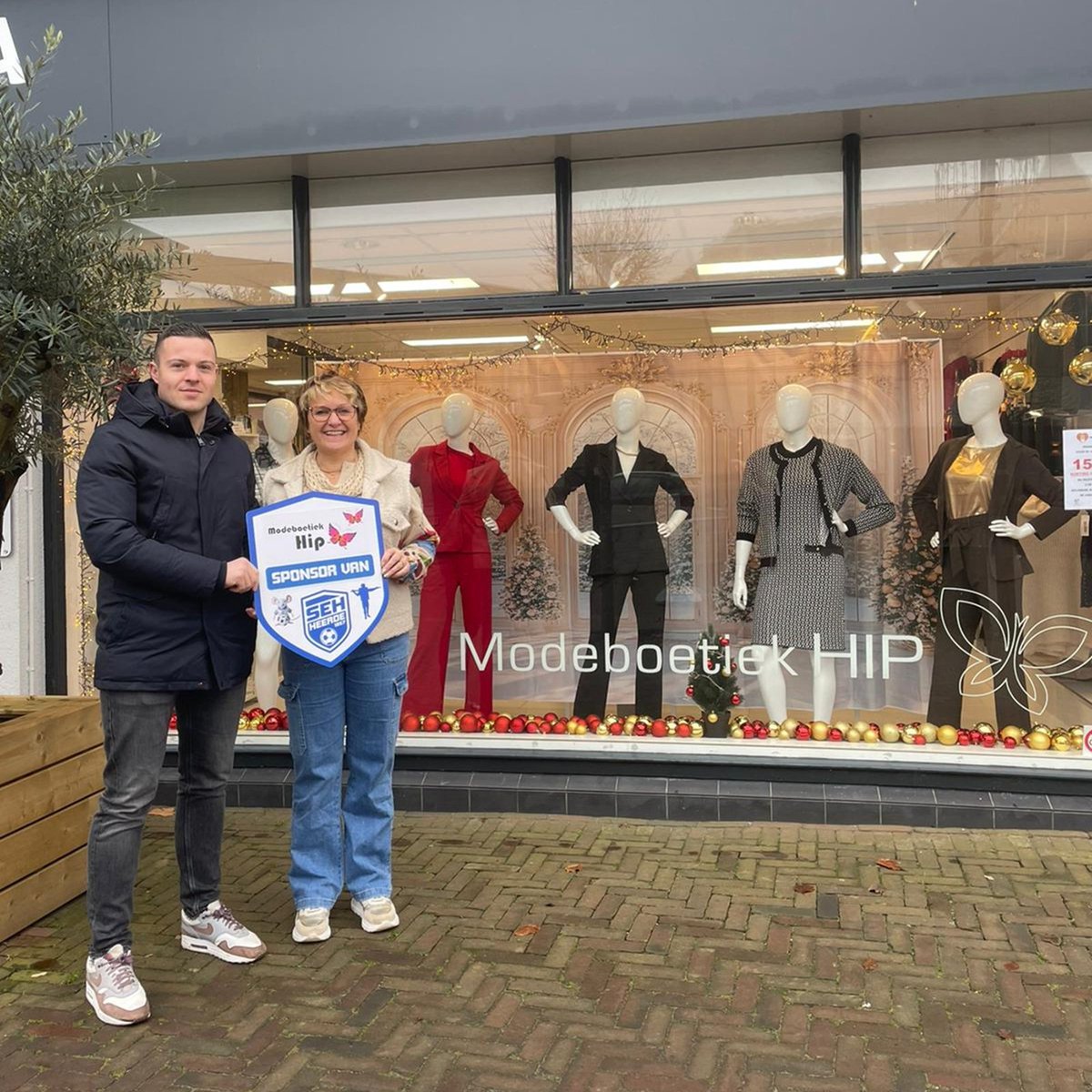 💙🤍Modeboetiek Hip is één van de eerste sponsoren van een kleedkamerbordje bij SEH!

Deze optie is als een nieuwe sponsormogelijkheid toegevoegd aan ons aanbod.

Meer info @ vvseh.nl/modeboetiek-hi…

#sponsoring #pr #modeboetiek #hip #heerde #wijzijnseh