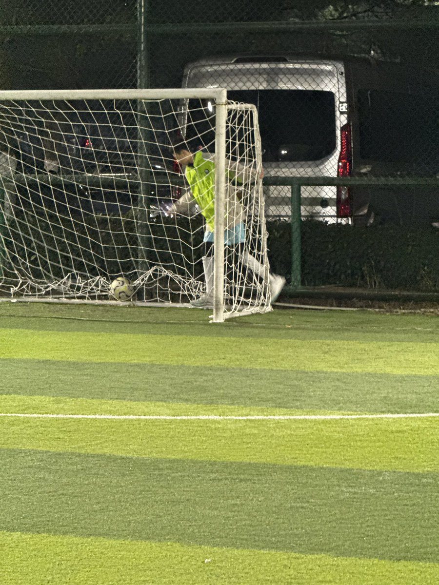 小小的球场竟然收集了各路混血儿呀，有爸爸是比利时的，有妈妈是蒙古族的，有东欧混血的，有妈妈是东非的，有新加坡的，还有姥爷是葡萄牙的，我服了这个