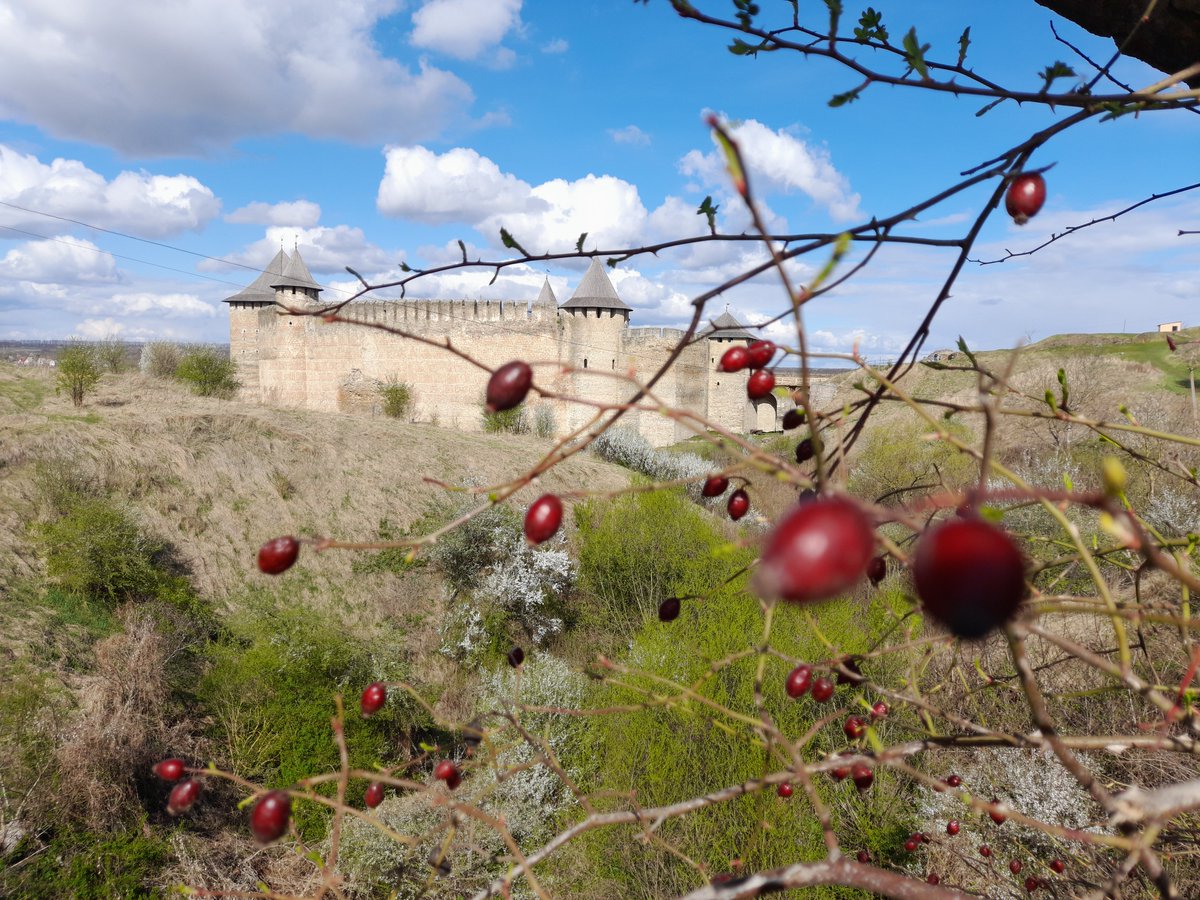 Comrade_report's tweet image. The first months of the war, when the sound of the alarm had not yet turned into the usual background of life, into a daily routine between work and home.

For me, this is my first experience of war, an experience I would wish on no one. And for the Khotyn Fortress, a cannon