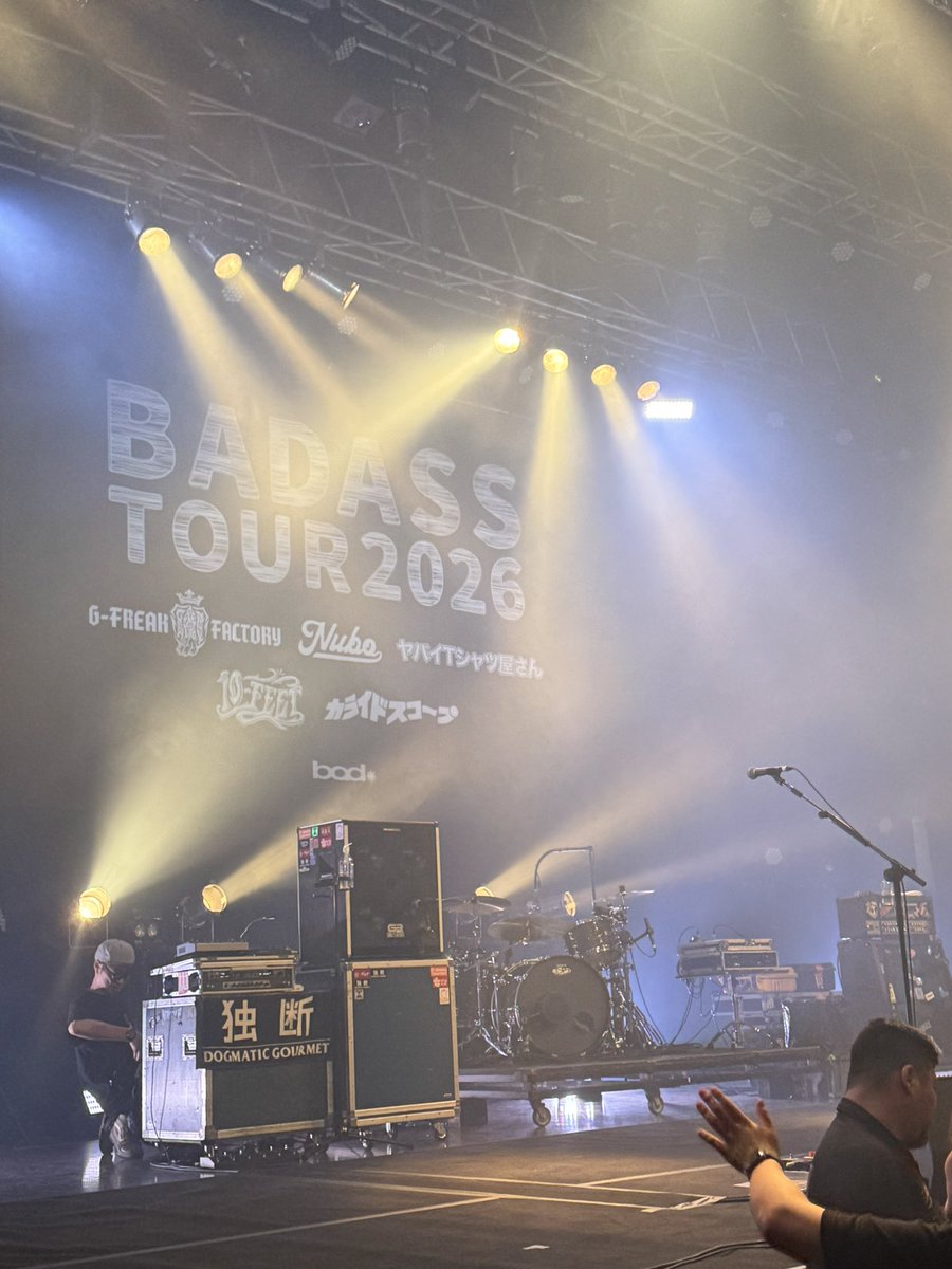 chatoran299's tweet image. タクマさんが「あと8分ある何にする？」とメンバーと相談して決めたSEASIDE CHAIR初めて聴けた！
リハから続けて本番でそして伝説へをやらなかったのもRIVERやらないのもレア？
下手側から見たらナオキさんコウイチさんのリズム隊が今更だけどめちゃくちゃカッコいい事を再認識した🔥
#10FEET #BADASS