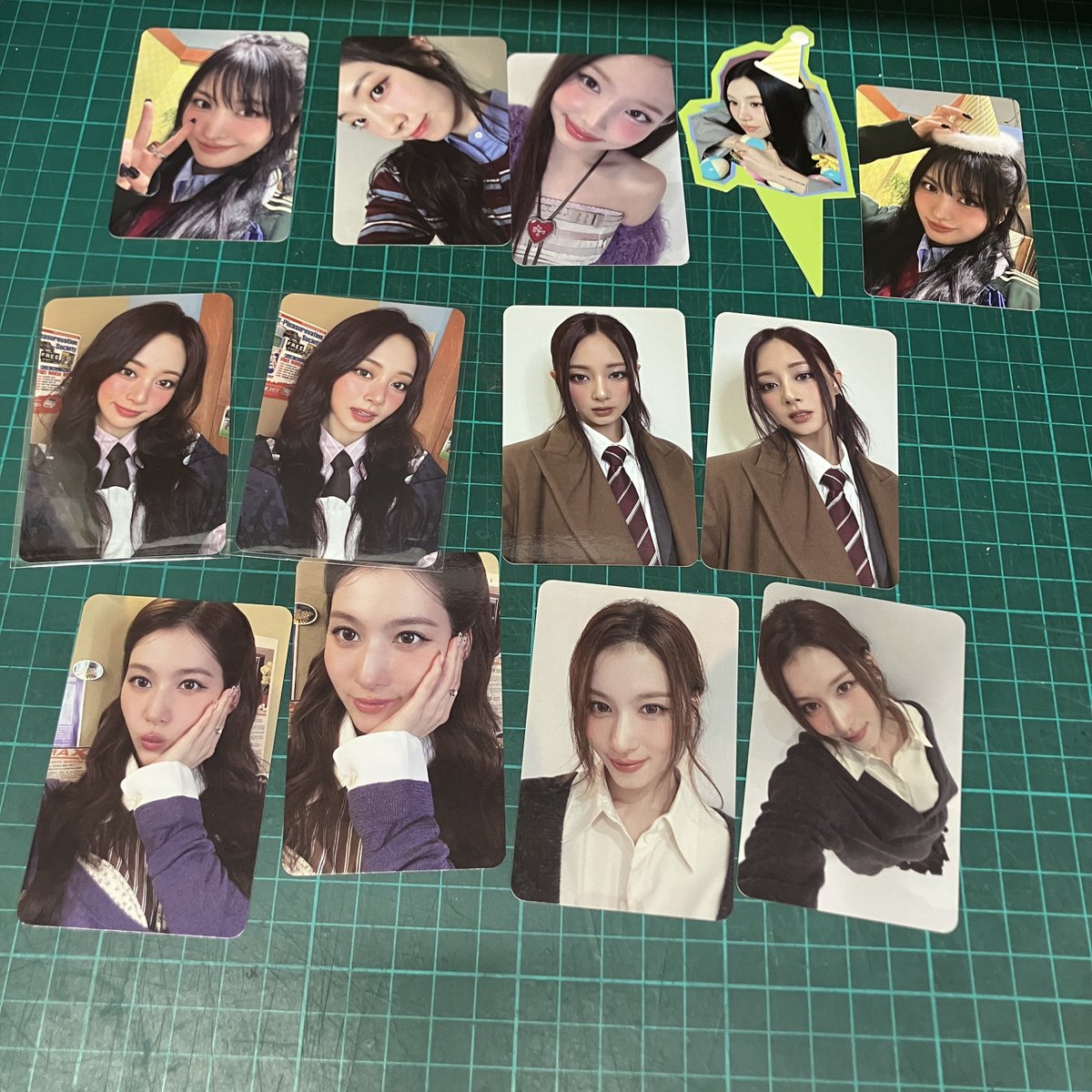 pikaeevee614's tweet image. 只需要換第一排：
左邊episode 桃想換瑜
第2/3 張想換我第2/3排沒的紗瑜
彩那個想換紗
最右那張娃專卡想換紗

我覺得很難
但試一試🤡