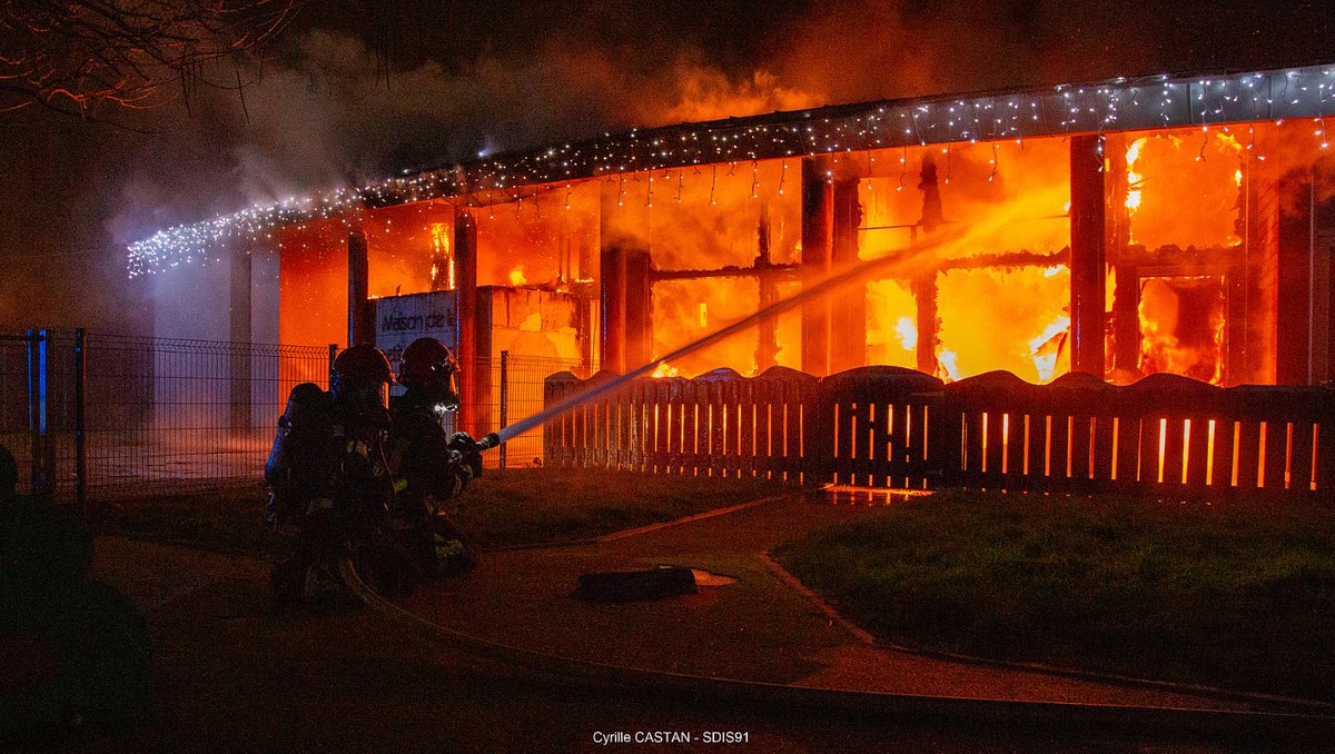 durovray's tweet image. Un violent #incendie a totalement détruit une crèche de 40 berceaux à @VCrosne
Je salue la réactivité des pompiers du @sdis91 ainsi que celle de la mairie et de son maire, Michael Damiati. Je pense aux familles, soudain privées de solution de garde. Le Département @CDEssonne est…