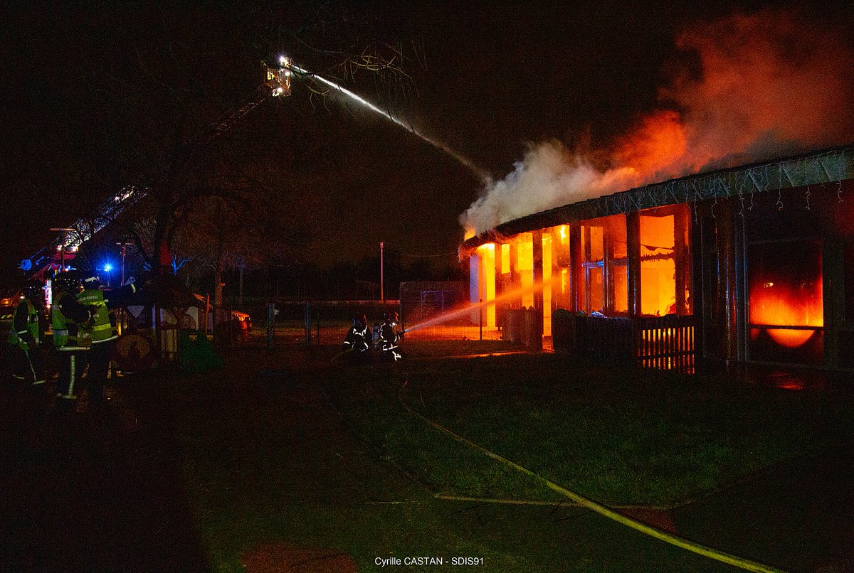 durovray's tweet image. Un violent #incendie a totalement détruit une crèche de 40 berceaux à @VCrosne
Je salue la réactivité des pompiers du @sdis91 ainsi que celle de la mairie et de son maire, Michael Damiati. Je pense aux familles, soudain privées de solution de garde. Le Département @CDEssonne est…