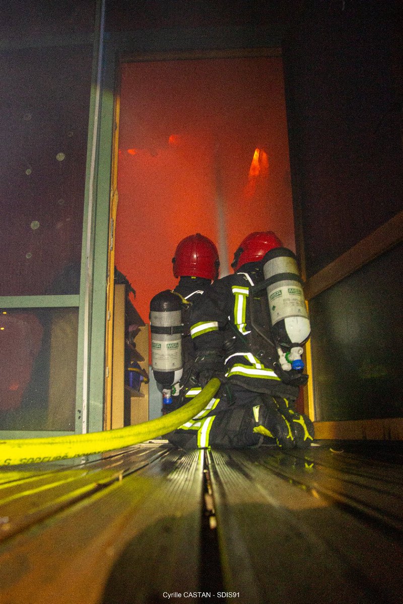 durovray's tweet image. Un violent #incendie a totalement détruit une crèche de 40 berceaux à @VCrosne
Je salue la réactivité des pompiers du @sdis91 ainsi que celle de la mairie et de son maire, Michael Damiati. Je pense aux familles, soudain privées de solution de garde. Le Département @CDEssonne est…