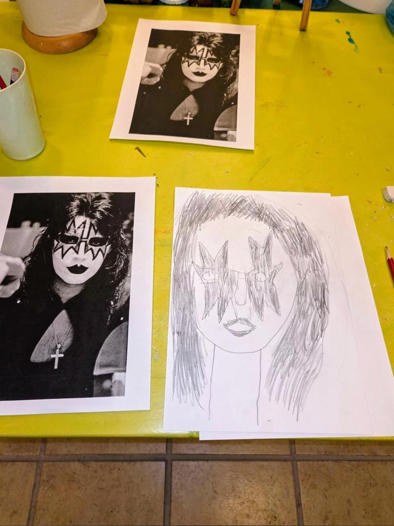 Serathas's tweet photo. First try at drawing Ace Frehley, the Original Guitarist of KISS, im a 37 years old artist with autism spectrum disorder from Stockholm, Sweden #kiss #acefrehley #art #autism #autismsverige #sverige #konst https://t.co/ITBwE7PXS5
