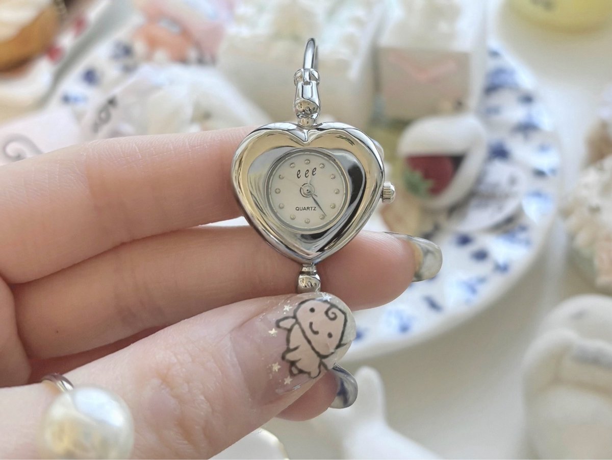 eeespaceのハートの時計、バングルっぽくつけられて本当にかわいいな