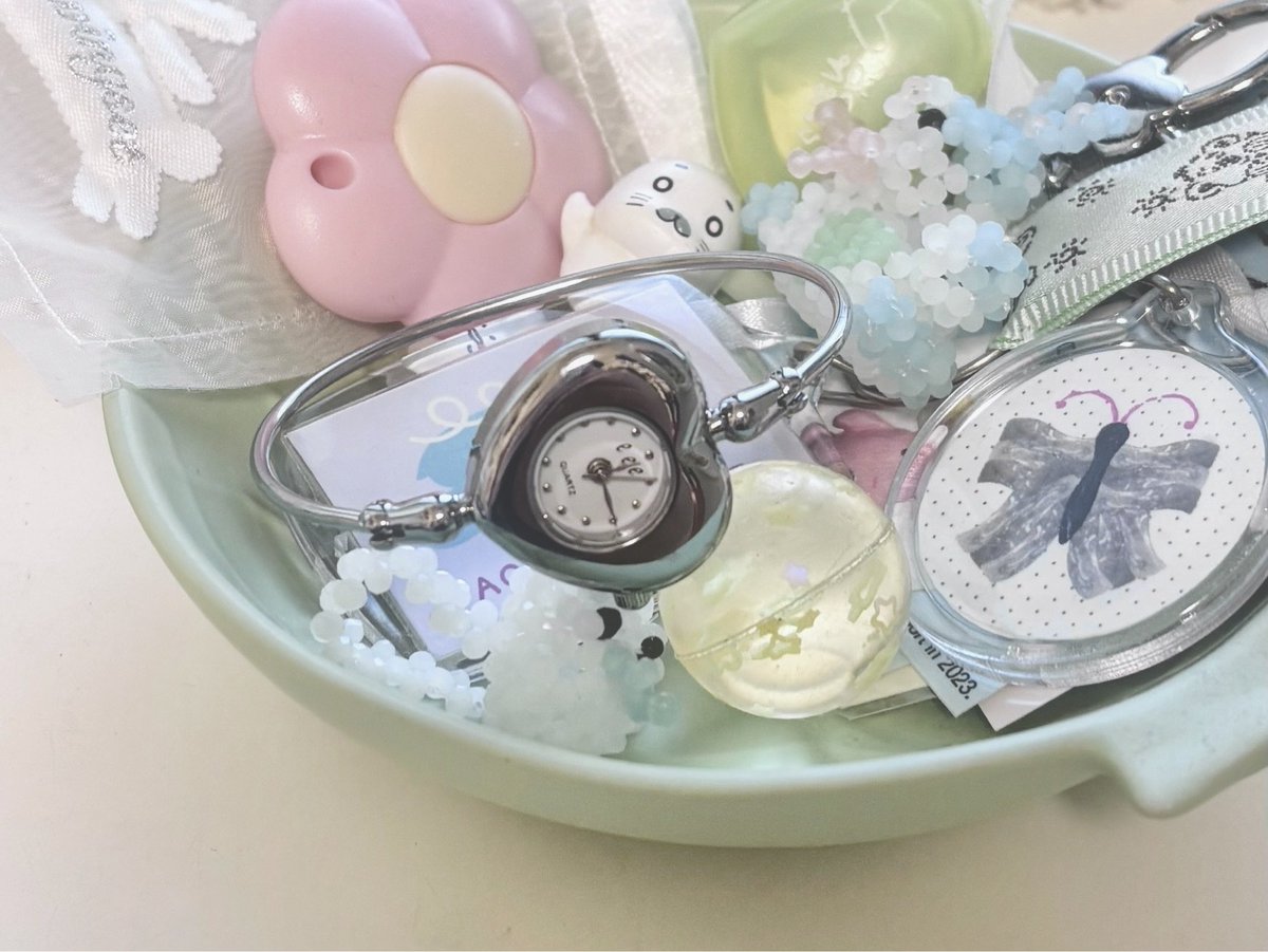 eeespaceのハートの時計、バングルっぽくつけられて本当にかわいいな