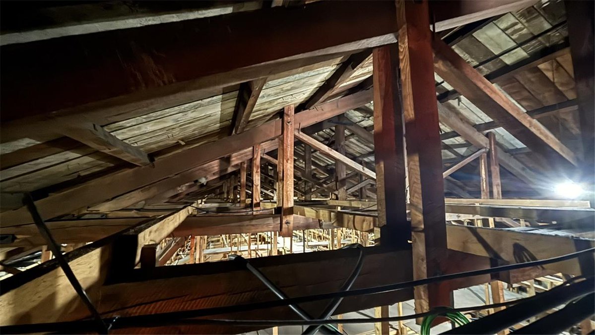 1956년에 완공돼 지금까지도 천주교 주교좌 본당으로 사용 중인 #전주 #중앙성당 이에요. 우리나라 최초의 자치교구 주교좌성당으로, 한 교구의 중심이 되는 성당이에요. 성당 안에 들어서면 기둥 없이 펼쳐진 탁 트인 예배 공간이 인상적인데, 지붕 상부에 목조트러스 구조를 적용해 1950년대 건축