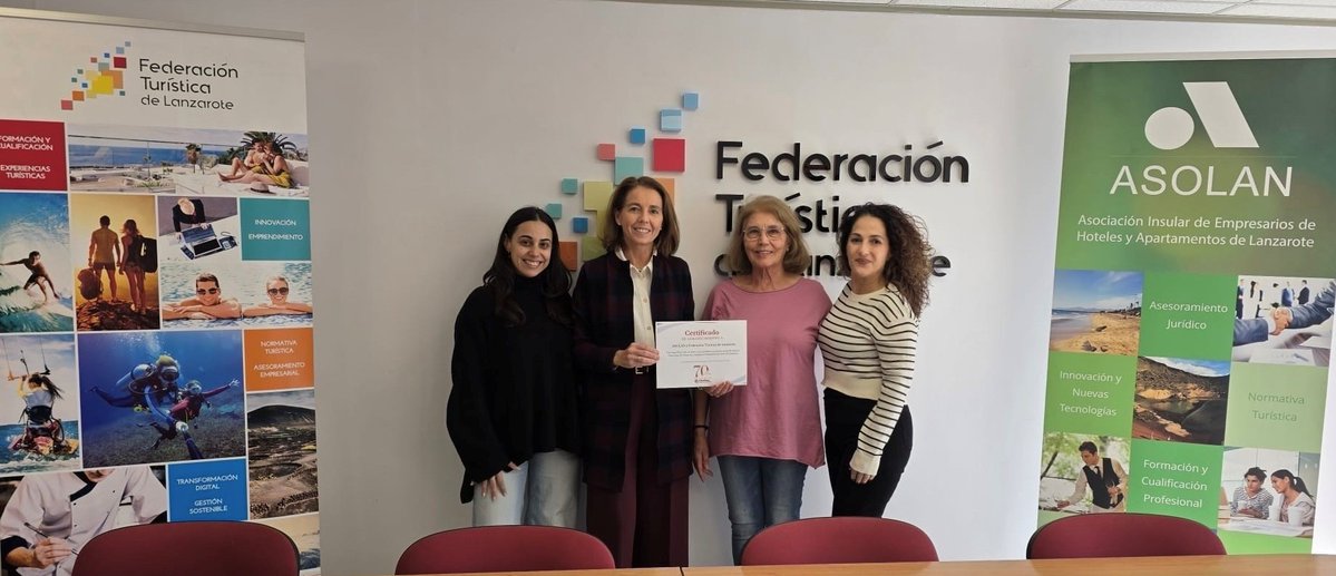 Asolan's tweet image. Hoy @CaritasCanarias nos regala este certificado de agradecimiento por contribuir con acciones sociales y nosotros @Asolan  y @federacion8lnzt  le devolvemos el nuestro por sus 70 años llevando la esperanza, haciendo el bien, creando ilusión y dando respuesta a tantos problemas.