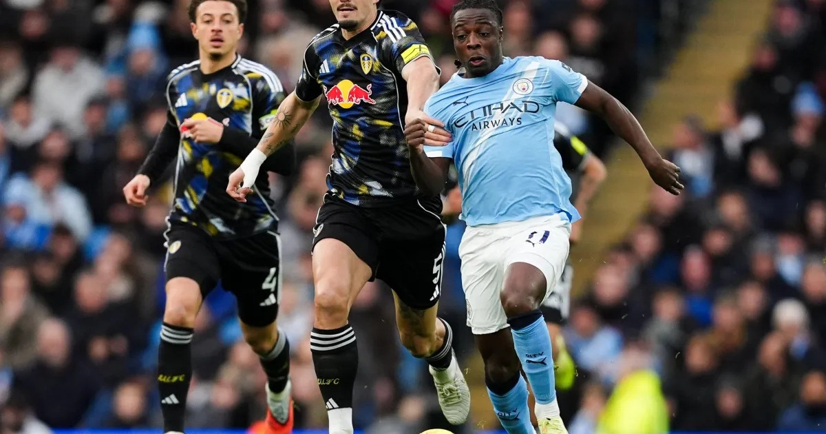 Une mauvaise nouvelle pour Jérémy Doku ? Un ailier rejoint Manchester City pour 75 millions d'euros dlvr.it/TQFLNP