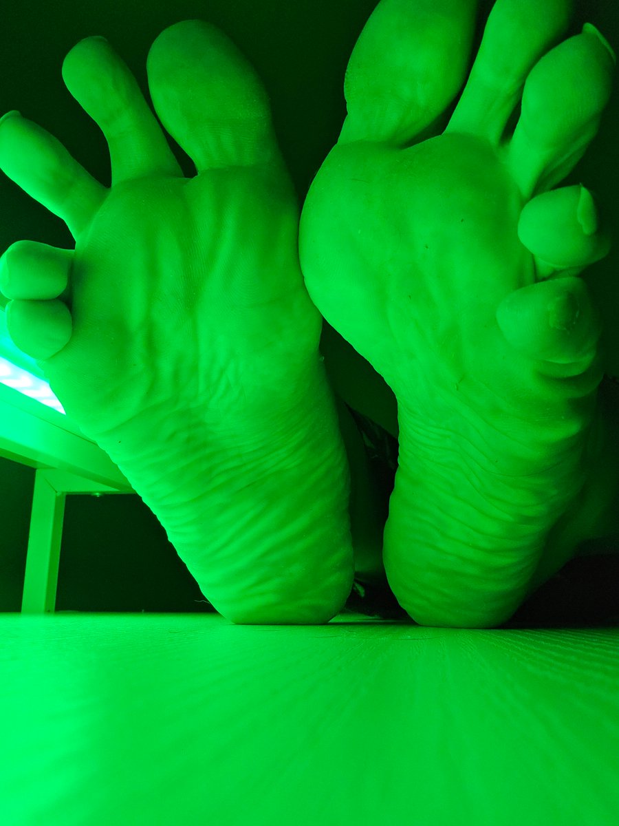 CrypticFootFan's tweet image. The green glow heralds the descent of the mothership. You are the newest victim for the biomechanical alien species to take foot imprints of, sell them to other quadrants for big alien bucks and spend it all on Zurtlan, an alien hair growth supplement (it's a scam)