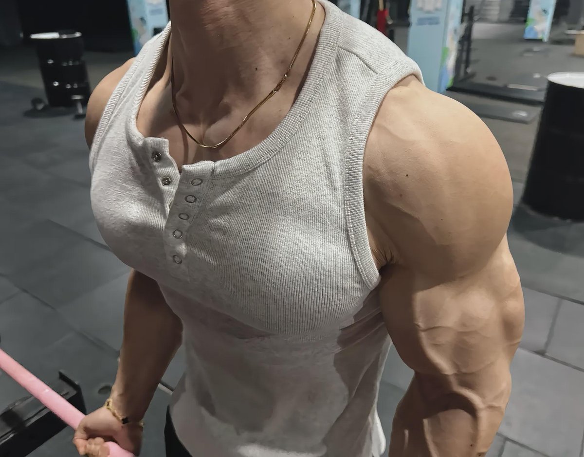 Dineshk77108985's tweet image. 这个角度真🐮 #薄肌感 #肌肉男 #肌肉熊 #粗腿 #大胸肌 #肌肉奴