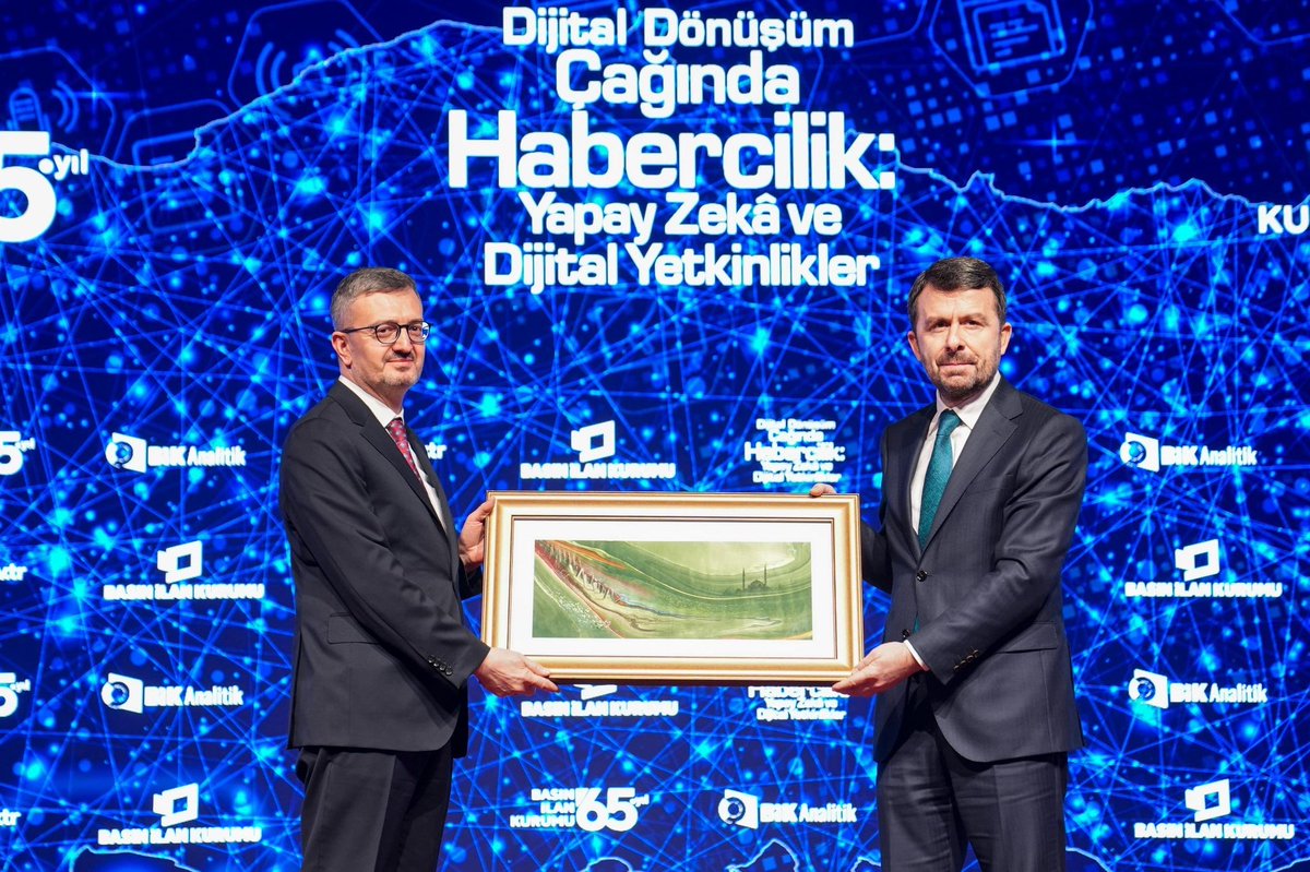 burhanduran's tweet photo. Basın İlan Kurumumuz tarafından düzenlenen “Dijital Dönüşüm Çağında Habercilik: Yapay Zekâ ve Dijital Yetkinlikler” programına katılmaktan büyük bir memnuniyet duydum.

Basın İlan Kurumu’nun 65’inci kuruluş yıl dönümü ve 10 Ocak Çalışan Gazeteciler Günü vesilesiyle düzenlenen panelimizin, sağlıklı bir iletişim ekosisteminin oluşmasına katkı sunmasını temenni ediyorum.

“Bildiğimiz dünyanın sonu” şeklinde nitelendirilen bu dönemde alışıldık medya ekosisteminin de keskin dönüşümlere uğradığına şahit oluyoruz.

Esasında bu dönüşüm, tıpkı küresel düzendeki belirsizlik gibi, iletişim ekosisteminde de belirsizlikleri beraberinde getiriyor.

Yapay zekâ teknolojileriyle daha da hız kazanan bu süreç, insanın insanla, varlıkla ve en önemlisi bilgiyle ilişkisini de dönüştürüyor.

Deepfake teknolojileri, otomatik içerik üretimi ve sahte hesap ağları, iletişimin en önemli değeri olan doğru bilgiyi zehirleyerek güven bunalımına neden oluyor.

Dezenformasyon ve manipülasyon gibi iletişim arızalarının hızla yayılması, bu güven bunalımını daha da derinleştiriyor.

 Bilgi düzensizliği olarak kavramsallaştırılan bu durum, geldiğimiz noktada hakikat düşüncesinin bile aşınmasının en önemli sebebidir. İşte tam bu noktada gazeteciye yepyeni sorumluluklar düşmektedir. 

Hakikatin korunması ve anlamlı biçimde dolaşıma sokulması ve bu risklere karşı en büyük güvencelerimizden biri gazetecilik ve kurumsal medyadır.

Dijitalleşme ve yapay zekâ teknolojilerinden kaynaklanan tüm bu olumsuzluklara rağmen, bu yeniliklerin gazetecilere sağladığı muazzam imkânlar da var.

Cumhurbaşkanımız Sayın Recep Tayyip Erdoğan’ın “İnsanı ve insani değerleri yüceltmeyen hiçbir yeniliğin kıymetiharbiyesi yoktur” ifadeleri, bizim için bir pusuladır.

Biz, İletişim Başkanlığı olarak dijitalleşme ve yapay zekâ gibi iletişim teknolojilerine de bu perspektiften yaklaşıyoruz. Sunduğu imkânlar ve ortaya çıkardığı risklerle birlikte önemli bir stratejik sorumluluk alanı olarak değerlendiriyoruz.

Bu vesileyle, Basın İlan Kurumu Genel Müdürümüz Sayın Abdulkadir Çay’a, panele katılan tüm katılımcılarımıza, medya mensuplarımıza ve panelin hazırlanmasında emeği geçen herkese teşekkür ediyorum.
