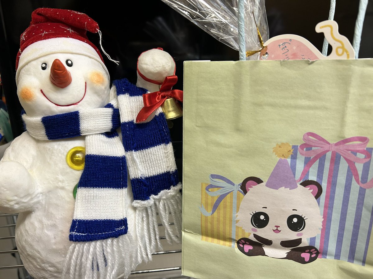 教室の生徒さんから、渡しそびれていたクリスマスプレゼント(右)を