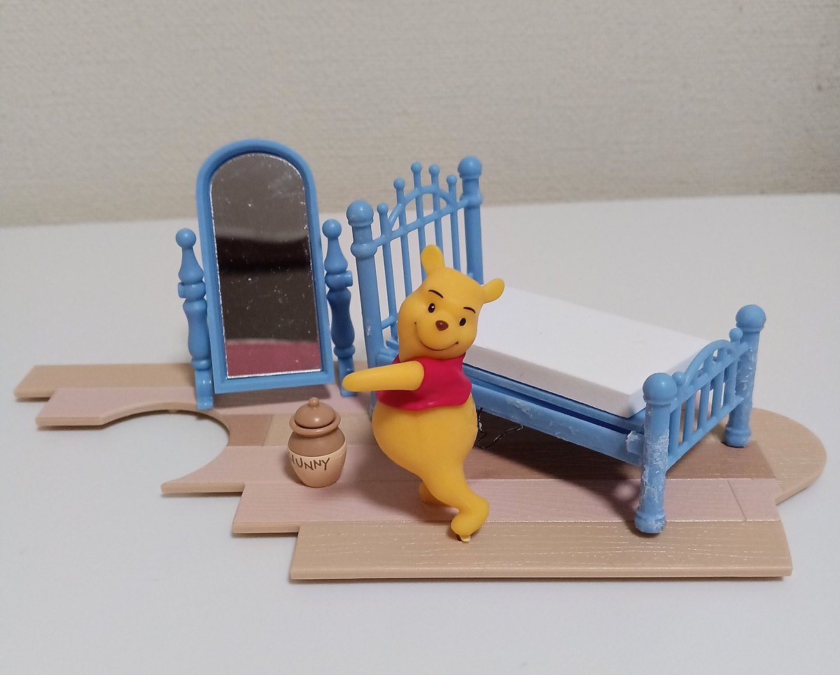 ディアゴスティーニ系の雑誌で、お得な創刊号しか買わない私がまたやったわよ！

でも、これで290円は絶対に買いだと思うわっ( ✧Д✧)ｶｯ!!

んで瞬間接着剤を指に付けてしまいゴワゴワ状態になってる不器用な女よ…😓

#プーさんと森の仲間たち