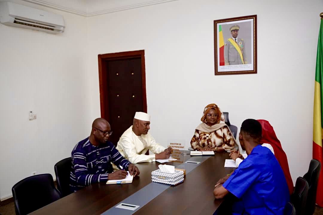 leadmagml's tweet image. Pour son leadership, son engagement constant au service de la paix, du dev et de l’entrepreneuriat féminin, Lead mag a le plaisir d’annoncer le parrainage de Mme @OumouSallSeck de la 2e édition du Prix Aoua Keïta. Rdv le 24.01.2026 à l’Hotel Salam pour célébrer les femmes leaders