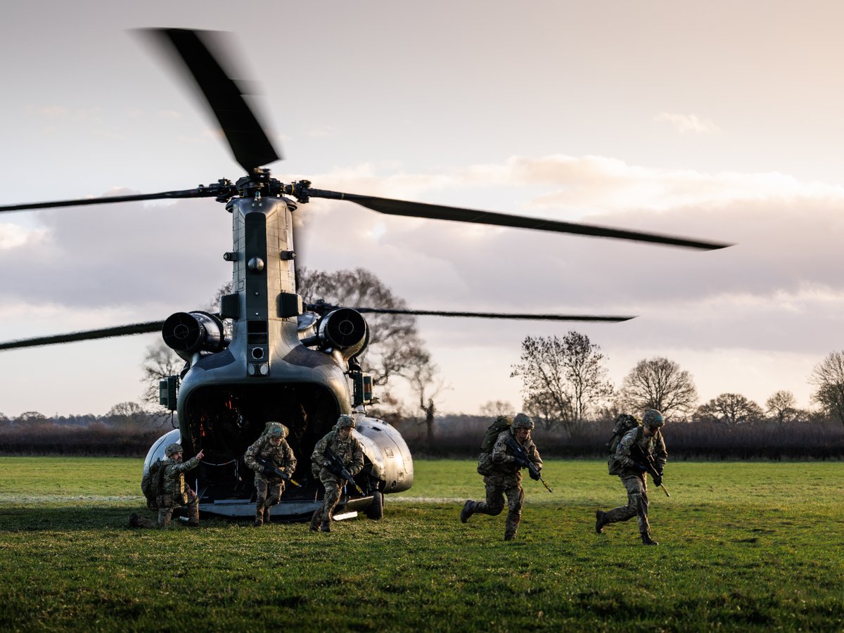 RAF_Odiham's tweet photo. 🚁 The Chinook Force recently supported RAFOTA at @RAFCRANWELL on Exercise EAGLES EDGE, adding real-world realism to Officer Cadet training.🪖

Thinking of joining the RAF? You could be flying in the mighty Chinook one day. 🚁

#RAF #ChinookForce #JoinTheRAF https://t.co/NN7SzMcHLZ