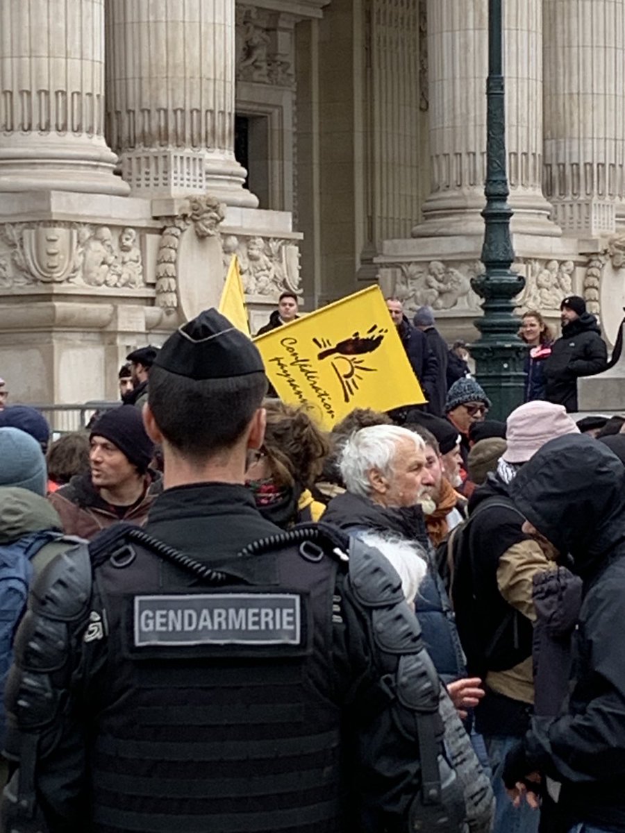La Confédération paysanne était déjà mobilisée contre l'accord UE Mercosur et violemment réprimée au grand Palais le 5 décembre 2024 la veille de la signature de l'accord à Montevideo par Ursula von der Leyen. Ce 9 janvier 2026 rebelote avec l'arrestation de 2 Porte-paroles