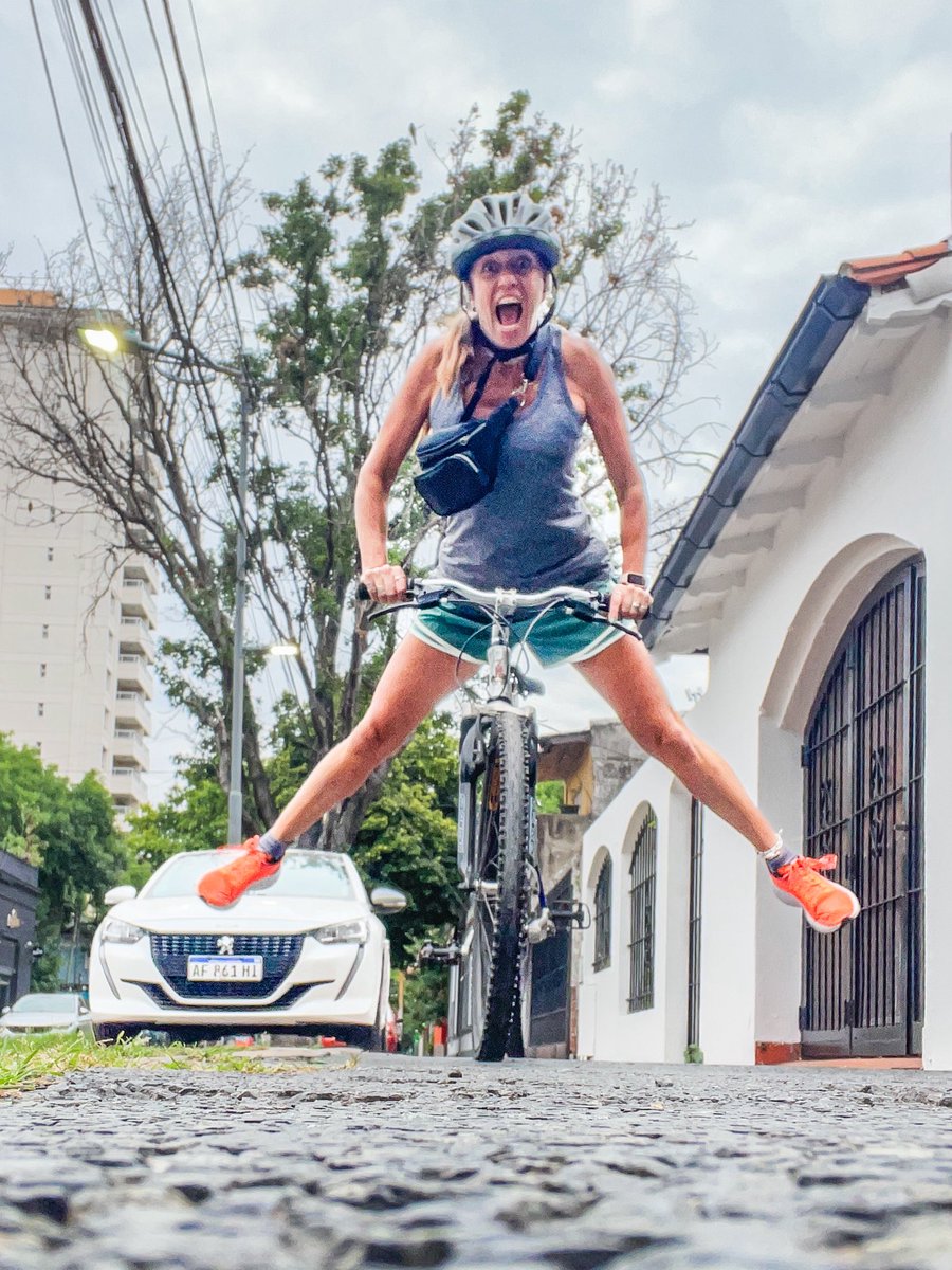 Let’s go girl 💪 llegamos al viernes!!!! 🤣🤣🤣 y logré la foto ante el asombro de la señora que limpia el edificio de al lado 🤣🤣🤣 recomiendo reírse de uno mismo, seamos felices ❤️