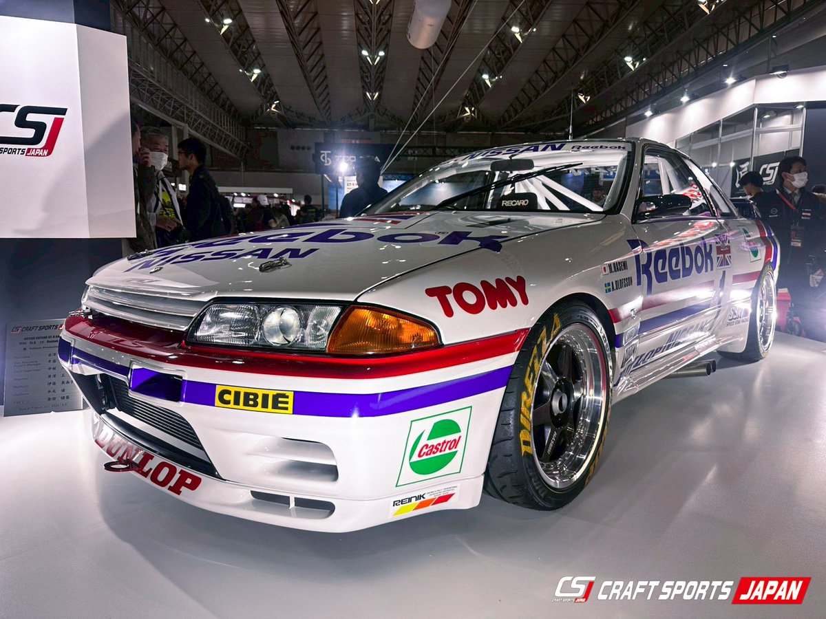 CRAFTSPORTS's tweet photo. 【東京オートサロン2026】
今回のクラフトスポーツブースのセンターには、グループAでの不敗神話を彷彿とさせる「カルソニックスカイライン」と「リーボックスカイライン」のデモカー2台を展示しています！

さらに、制作に携わったスタッフ名簿も会場にて公開。  
クルマの背景にあるストーリーまで、ぜひ感じて頂ければと思います。

トートバッグの配布も行っておりますので、ご来場の際はぜひクラフトスポーツブースへお立ち寄りください。

出展概要▼  
■ 出展者名  
高崎自動車販売株式会社 CRAFT SPORTS  

■ ブース番号  
1105（北ホール エスカレーター付近）  

■ 出展詳細  
https://t.co/pLq7tDVDvu  

▼GT-R専門店 CRAFT SPORTS（高崎自動車販売株式会社）  
群馬県前橋市宮地町248-1  
https://t.co/OTkTKalWnj  
TEL：027-265-3388  

#東京オートサロン #東京オートサロン2026 #TAS2026 #クラフトスポーツ #craftsports #NISSAN #GTR #NissanGTR #R35 #VR38DETT #JDMcar #スポーツカー #GTR専門店