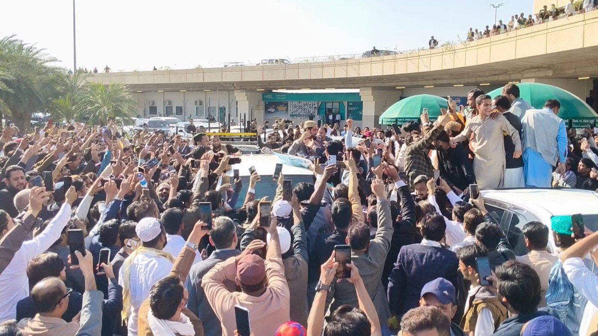 ShafiJanPTI's tweet photo. وزیراعلٰی خیبرپختونخوا سہیل افریدی کا کراچی میں شاندار استقبال۔

وزیراعلٰی سہیل آفریدی نے ائیرپورٹ سے باہر آتے ہی مکا لہرا دیا https://t.co/D5dh2dOnSU