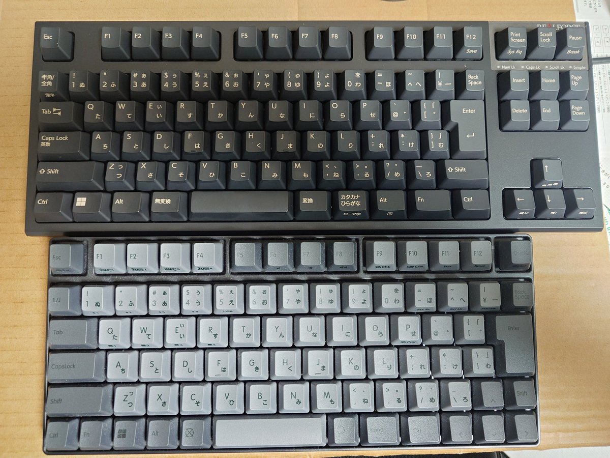 REALFORCE2台持ちの社会人になりました！！ 微妙に打感の違いや、有線無線の違いあるので良い感じに使い分けれたらヨキ！！ 仕事が楽しくなるナ。  #REALFORCE