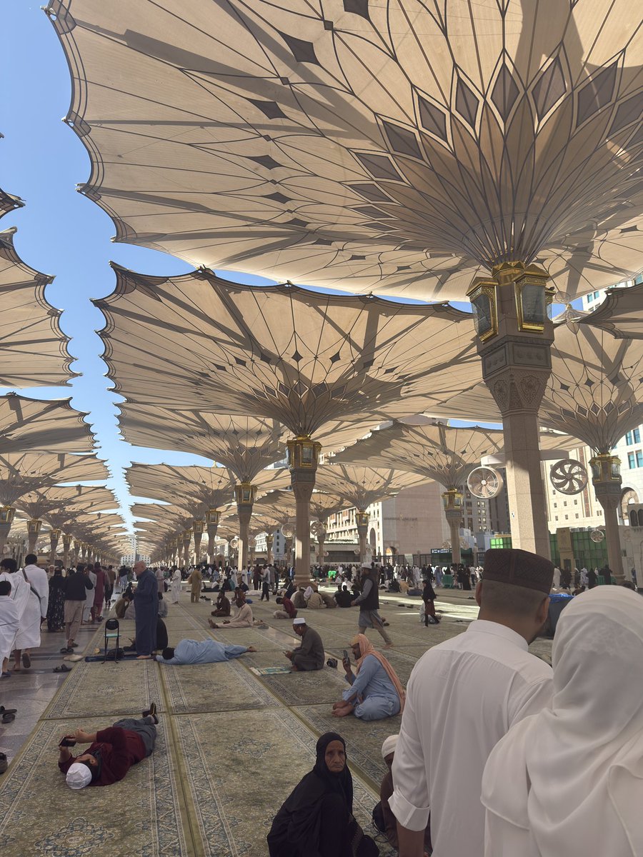 janetdoeee's tweet image. This time last week I was in madinah trying to find a good spot in masjid al-nabawi for Jummah. Prayed inside btw x