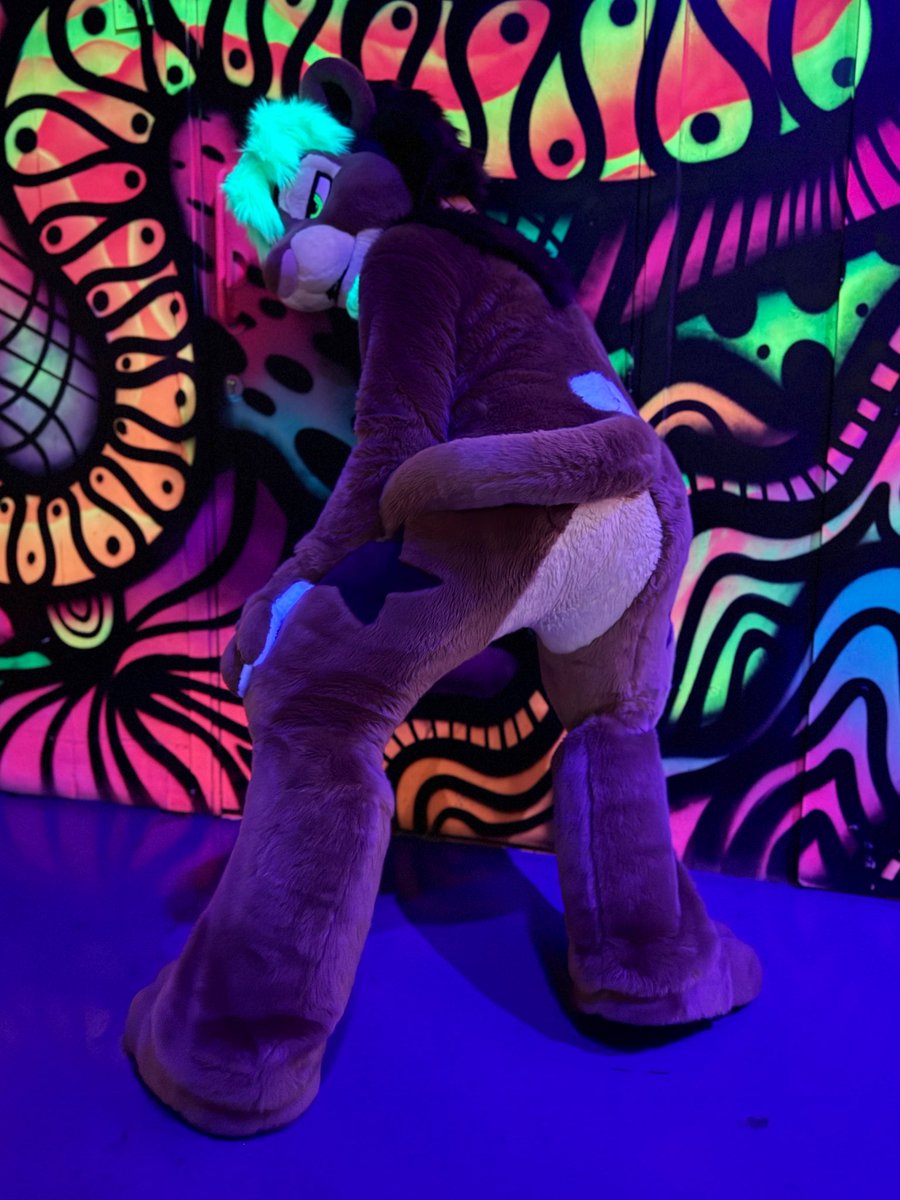 Wuffpaw's tweet image. Some UV fun and poses for #FursuitFriday this background and lighting was perfect for my hair!!! 
As well as a bonus butt picture because why not 🦁💚🍑