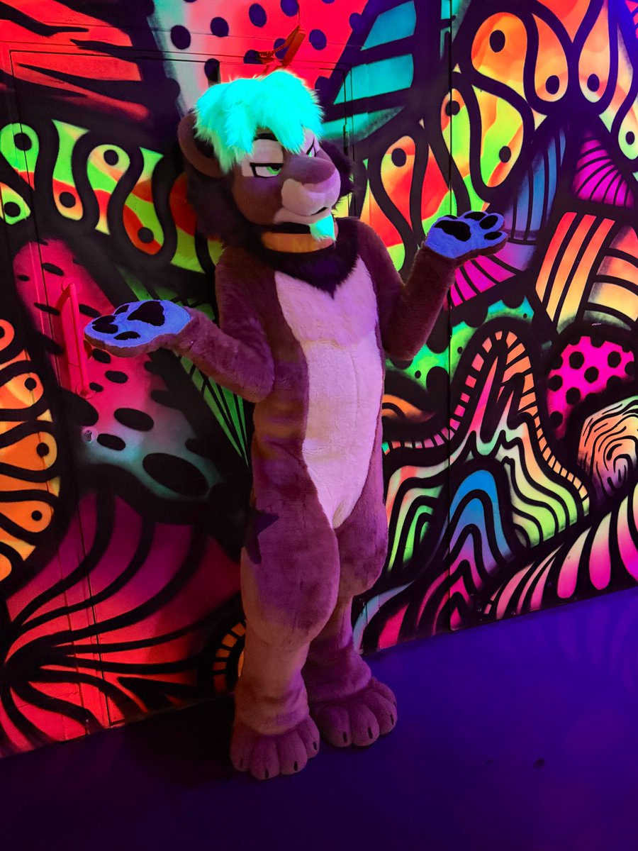 Wuffpaw's tweet image. Some UV fun and poses for #FursuitFriday this background and lighting was perfect for my hair!!! 
As well as a bonus butt picture because why not 🦁💚🍑