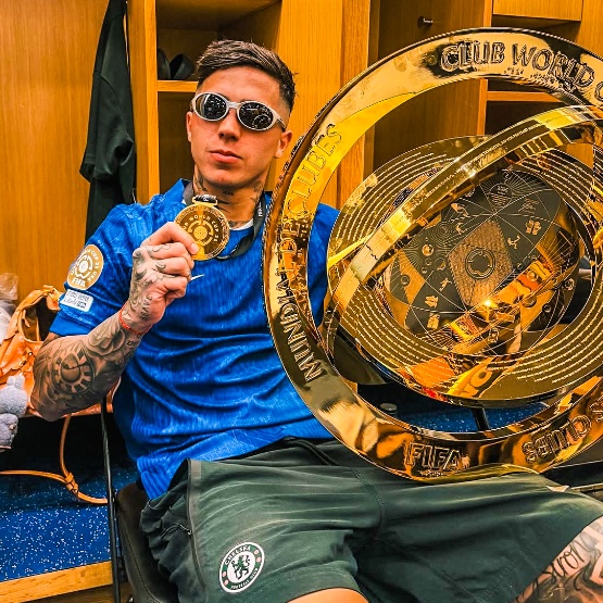 eurofootcom's tweet image. 2019 - Enzo Fernandez makes debut for River Plate 

2020 - Wins Copa Sudamericana and Recopa Sudamericana with Defensa y Justicia

2022 - Signs for Benfica

2023 - Signs for Chelsea for a British-transfer fee £106.8 million

Happy birthday, Enzo Fernandez! 🇦🇷✨