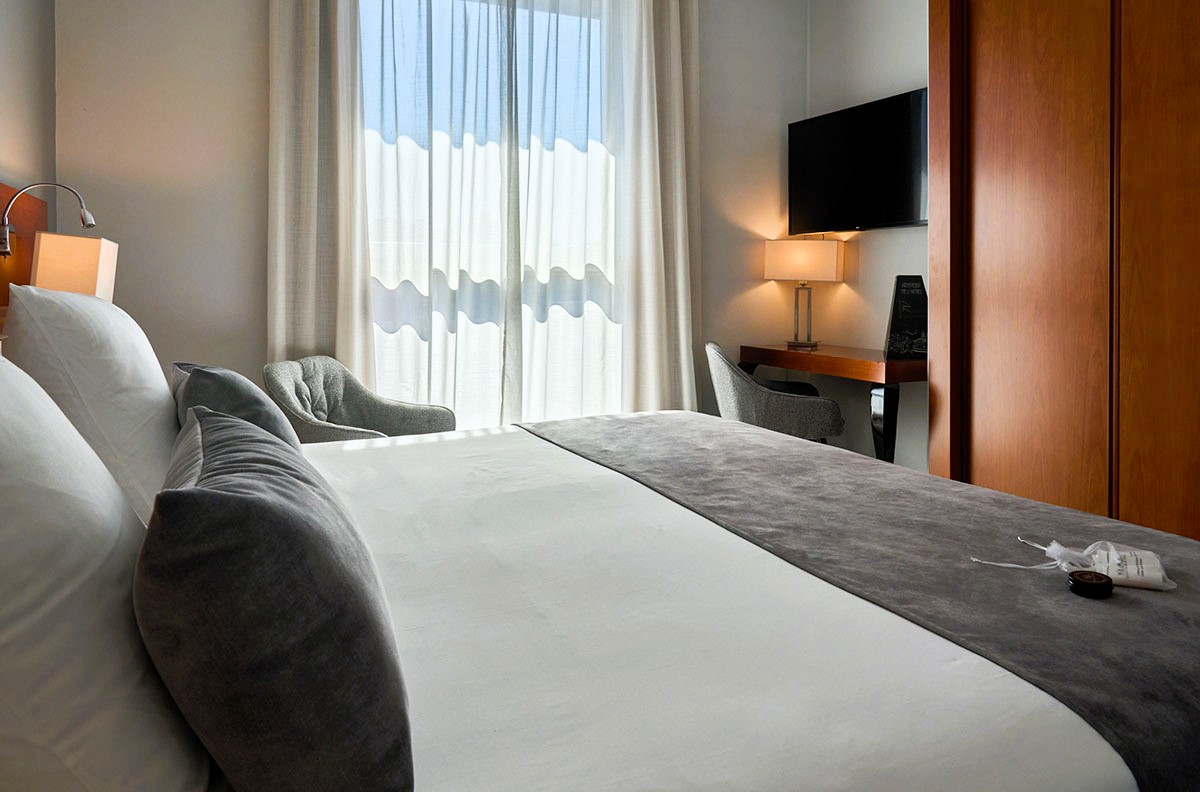 😀Nuestras habitaciones son modernas, luminosas y confortables. Y, si no encuentras en ellas lo que necesitas, háznoslo saber.😉 hotelpuertadetoledo.com  #HotelMadrid #HotelMadridCentro #EscapadasMadrid #HotelEncantador #VisitMadrid