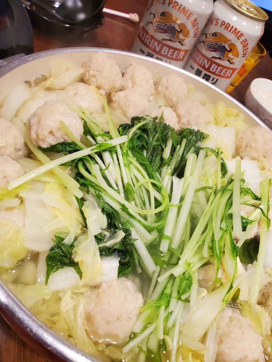 yuna_graffiti's tweet photo. 今日はすごい寒いから
鶏団子鍋🍲
野菜たくさん(^.^)
#鍋 #晩ごはん #晩酌 #ビール #おうちごはん #宅飲み https://t.co/rEVAupl5Ig