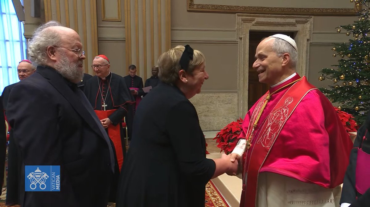 🇻🇦 🇳🇱 Vanochtend gaf paus Leo XIV zijn gebruikelijke nieuwjaarstoespraak tot ambassadeurs bij de Heilige Stoel. Daarna mocht ook Annemieke Ruigrok <a href="/JGMRuigrok/">Annemieke Ruigrok</a>, de Nederlandse ambassadeur paus Leo (allerhartelijkst, zoals de beelden tonen) groeten.