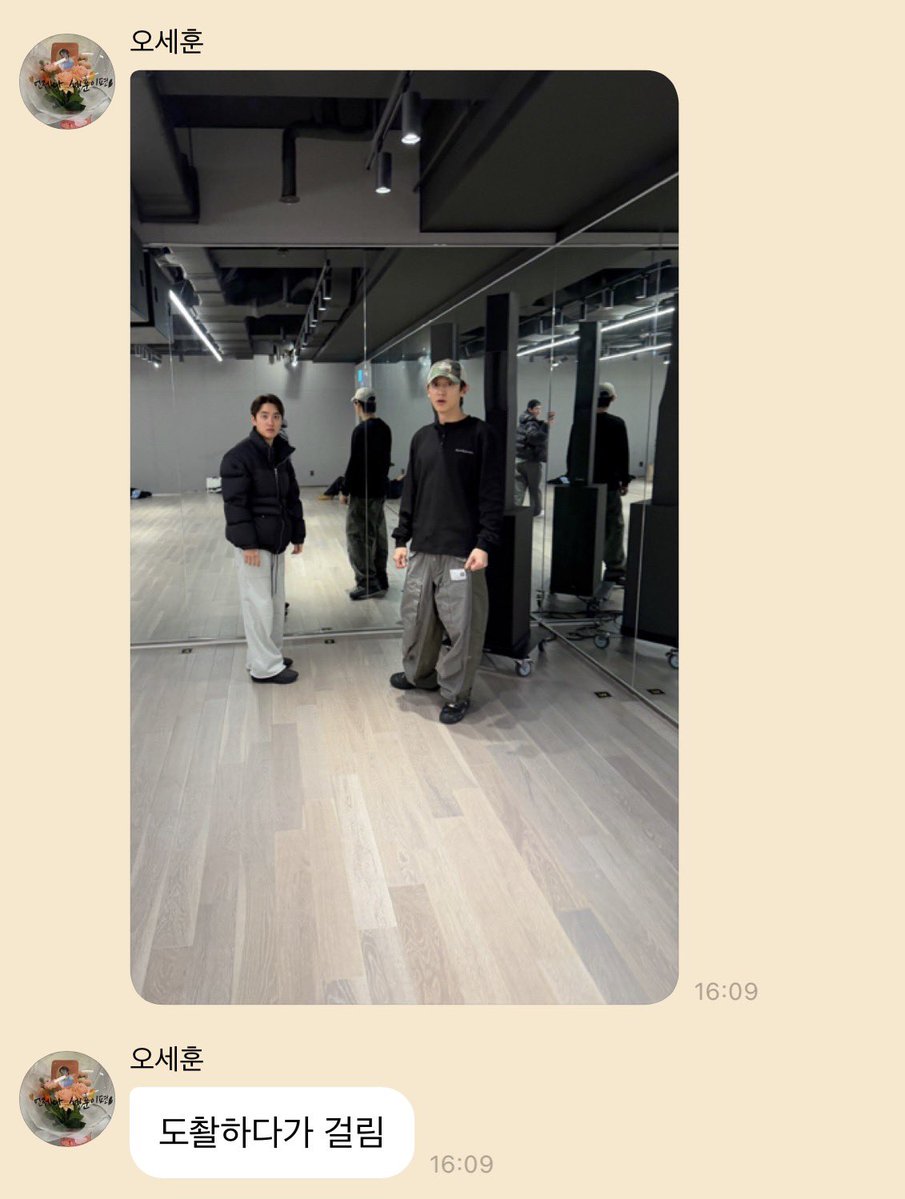 bubblefromsehun's tweet image. 2026.01.09 #เซฮุนบับเบิ้ล 🎈 

🐥: แอบถ่ายอยู่แล้วโดนจับได้
🐥: โดนจับได้แล้วก็โดนดุด้วย