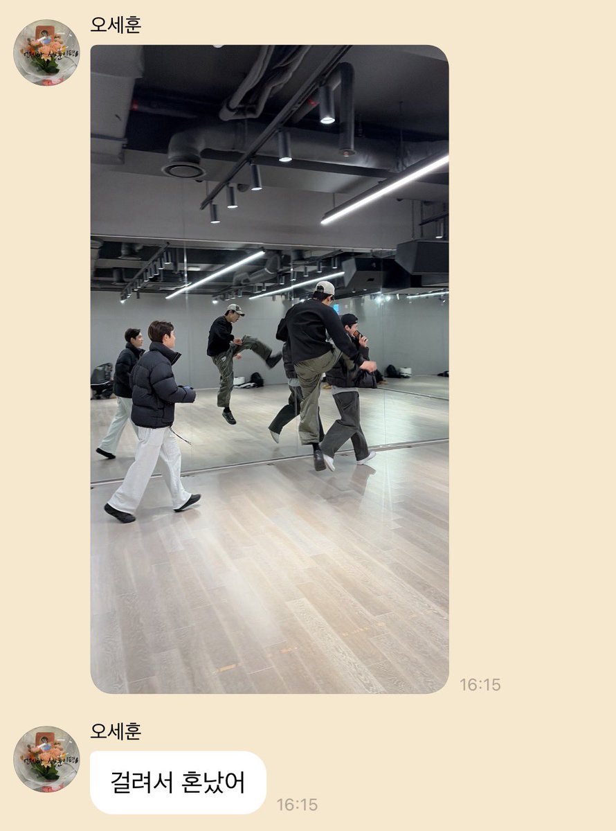 bubblefromsehun's tweet image. 2026.01.09 #เซฮุนบับเบิ้ล 🎈 

🐥: แอบถ่ายอยู่แล้วโดนจับได้
🐥: โดนจับได้แล้วก็โดนดุด้วย