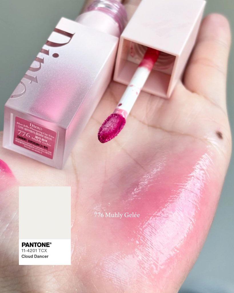 ปีนี้ Pantone เบาๆ Cloud Dancer
ไม่มีอะไรเหมาะไปกว่าดินโต้เจลลี่ 776
ทาแล้วสะอาดเหมือนอาบน้ำวันละ 10 รอบบ