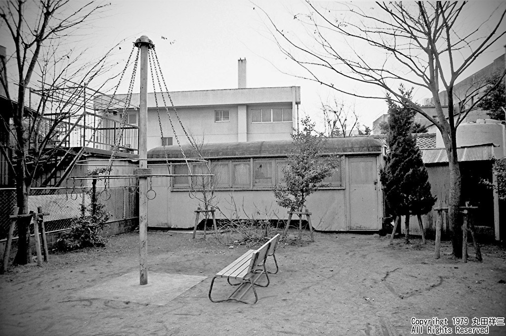 【“廃線だけ” 未掲載作品】戦前の名古屋市電 単車
1970年代末、名古屋の中心市街地で見かけた、名古屋市電の単車。右はある児童広場で町内会の詰所になっていた、昭和初期製のSLA形。もはや電車か小屋か判然としない状況で、1979年冬の撮影後、まもなく姿を消しました。