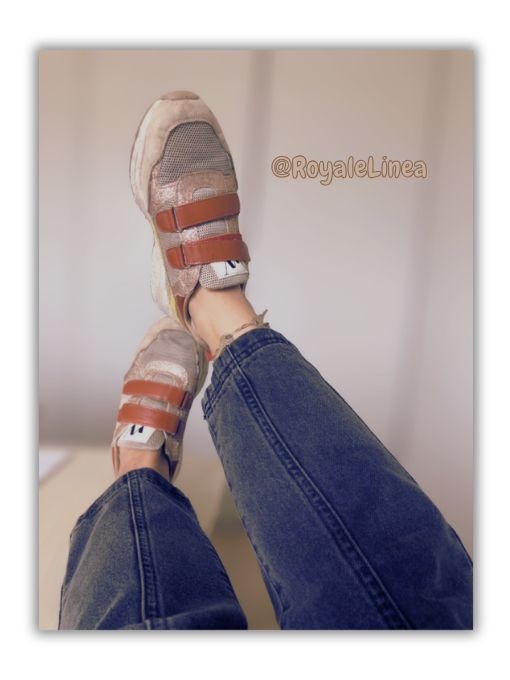 RoyaleLinea's tweet image. Ce que je poste aujourd’hui n’a rien d’exceptionnel.
Sauf pour ceux dont l’œil est entraîné.

Ceux pour qui la soumission est le seul moment de vérité dans une journée trop bien fade.

Aujourd’hui, tu vas m’imaginer comme ta boss.
Celle que tout le monde respecte.
Celle dont…