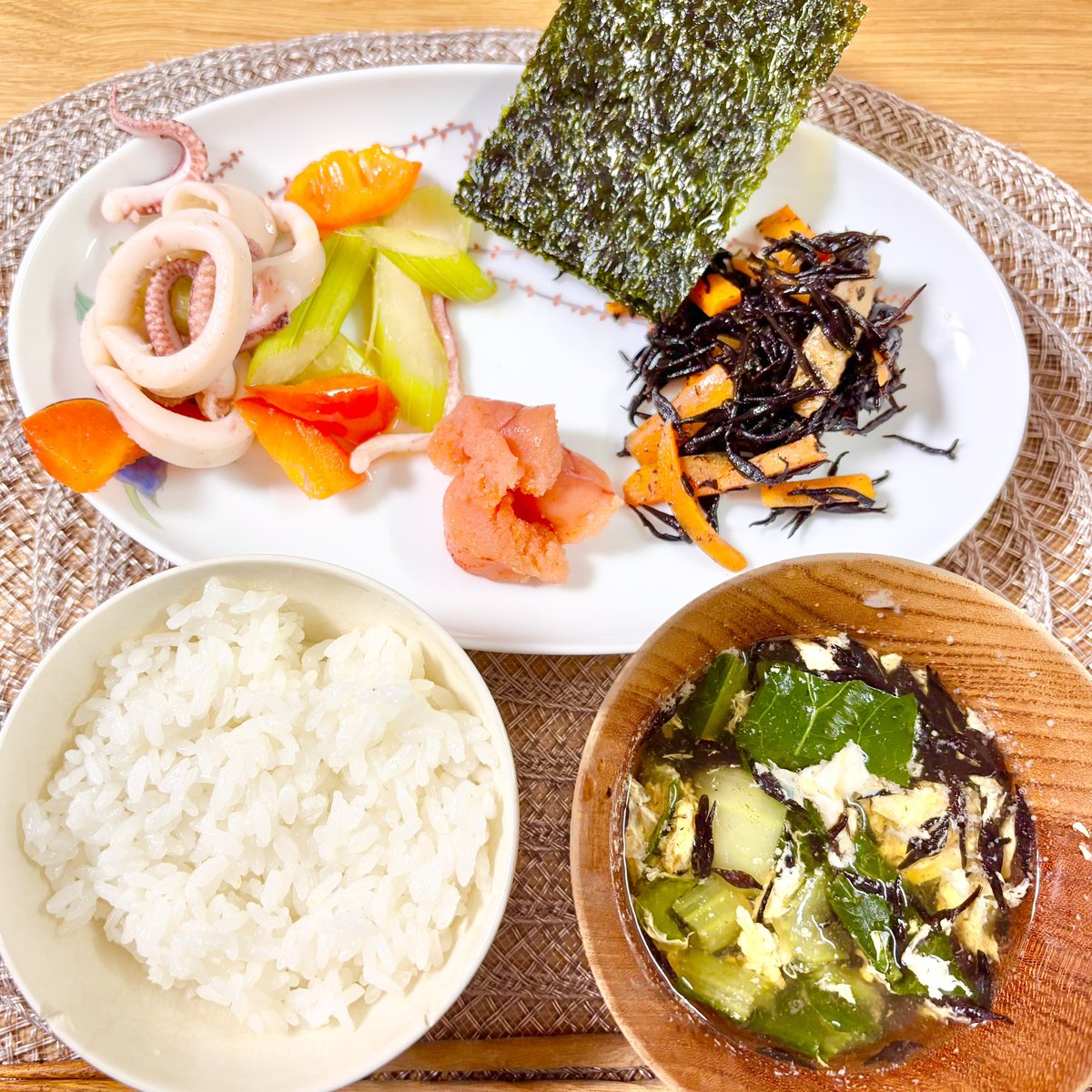 本日のご飯🍚

・イカとセロリとパプリカの炒め物
・ひじきの煮物
・のり
・明太子
・ひじきと卵と小松菜のスープ

という海藻海鮮メニューでした🦑🌱