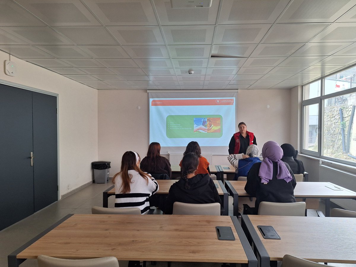 Enerji Verimliliği Haftasında bir aradaydık.⚡Günlük hayatta küçük değişikliklerle nasıl enerji tasarrufu yapabileceğimizi konuştuk. Tasarruf et, geleceği koru. 🌱💡#GüceGençlikMerkezi #EnerjiVerimliliğiHaftası <a href="/gencliksporbak/">Gençlik ve Spor Bakanlığı 🇹🇷</a> <a href="/OA_BAK/">Dr. Osman Aşkın Bak</a>