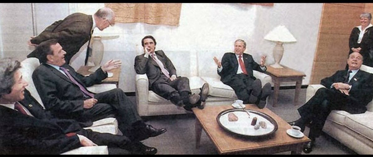 Zapatero y Aznar, democracia y defensa de los derechos humanos en todo el mundo, frente a la chulería, apoyo a guerras, masacres y vasallaje. Por eso los ataques furibundos a un gran Presidente de Gobierno socialista: José Luis Rodríguez Zapatero, desde las filas de la derecha y