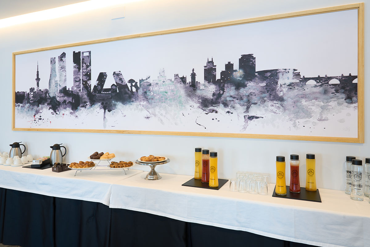 🙋‍♀️Esta es nuestra Sala Toledo, un espacio perfecto para #formación, encuentros de empresa o #congresos. Muy céntrica y luminosa. Tú solo tienes que preocuparte de como quieres que te la coloquemos. 😉 hotelpuertadetoledo.com/grupos-y-event… #EspaciosMadrid #HotelMadridCentro #SalonesHoteles