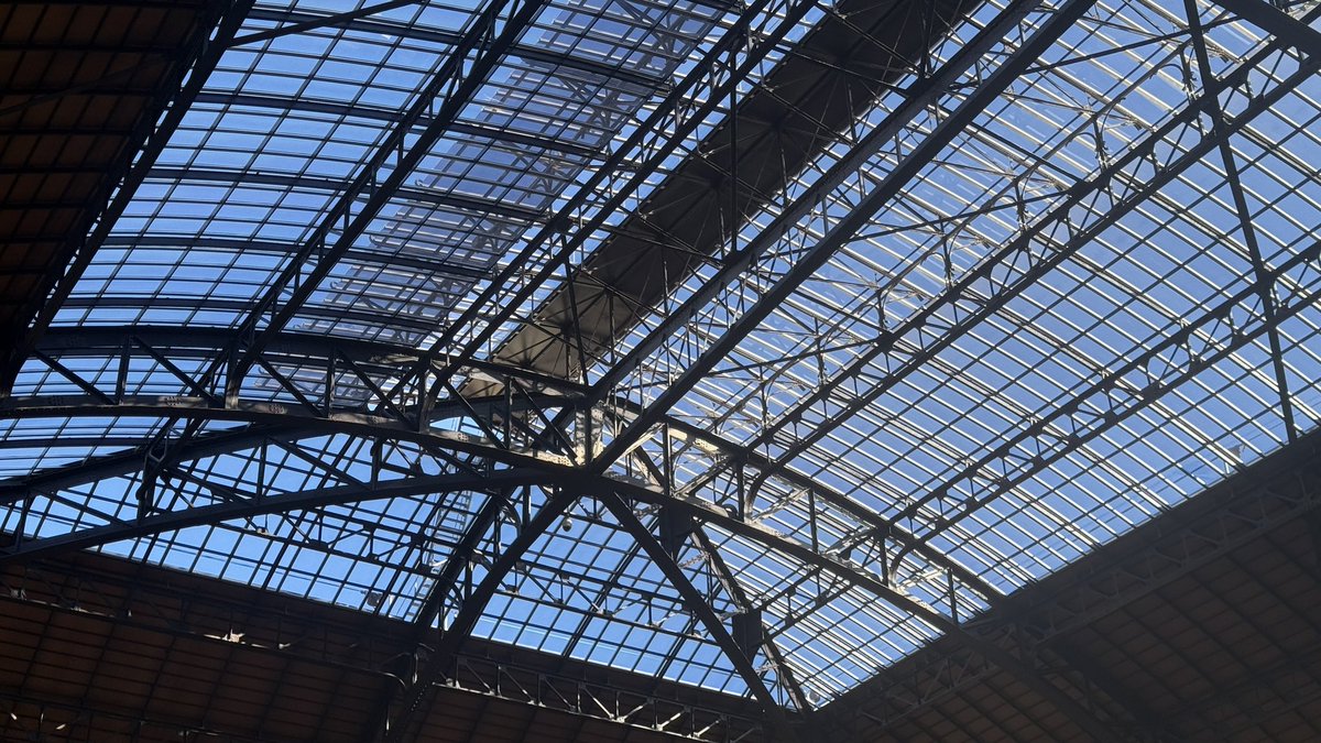 Ya podemos ver terminada la 1ª fase de la rehabilitación de la Estación del Norte de València #BIC construido en 1917 por el arquitecto Demetrio Ribes. El vestíbulo modernista en todo su esplendor tras la retirada del andamio. Las obras 🚧 finalizarán en 2027 <a href="/Adif_es/">Adif</a>