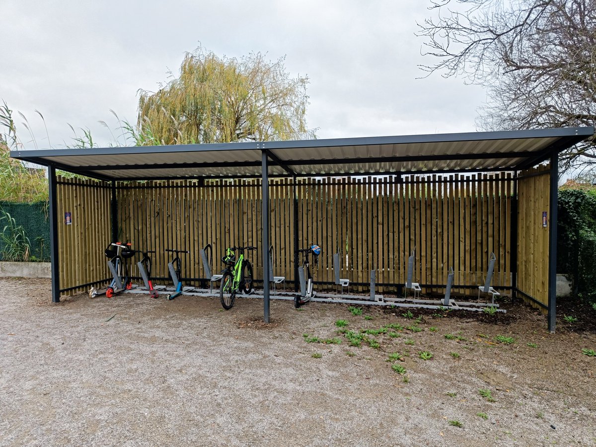 💬 À Billy-Berclau (62), grâce à #AlvéolePlus, 3 abris vélos ont été installés dans 2 écoles et au Jardin des Petits Princes, soit un total de 33 places de stationnement créées. Ces équipements encouragent l’usage du vélo et marquent une étape vers un réseau cyclable renforcé.👏