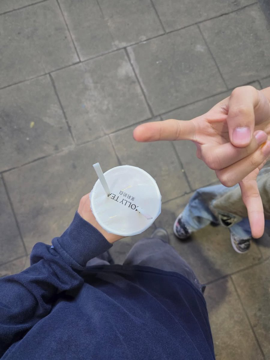 ponady's tweet image. 🧋 1 แก้ว แต่ 2 หลอด???  เอ็นดู.. แบ่งกันกินหรอลูก แล้วมีหลอดนึงเปื้อนสีลิปมัน 💄 555 ของไทโอหรอ 🤣

#THIOTUTOR 
#THIOTHAMM #NexT1DE_THIO 
#TUTOR_CIRCRL #CIRCRL