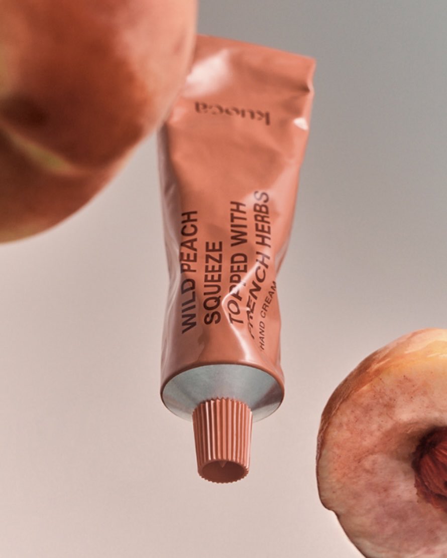 KUOCA160865's tweet image. #이벤트 #EVENT
안녕하세요, 질문이 있습니다 🙌
쿠오카의 시그니처 '와일드피치' 향은 
딱복 향일까요, 물복 향일까요? 🍑

쿠오카지기는 아직도 정답을 못찾았어요 

#RT인용 + 팔로우로 여러분의 의견을 남겨주세요!

🧑‍🍳 아삭하고 신선한 ‘딱복’의 향이다
👩‍🍳 껍질을 갓 벗겨낸 ‘물복’의 향이다
👨‍🍳…