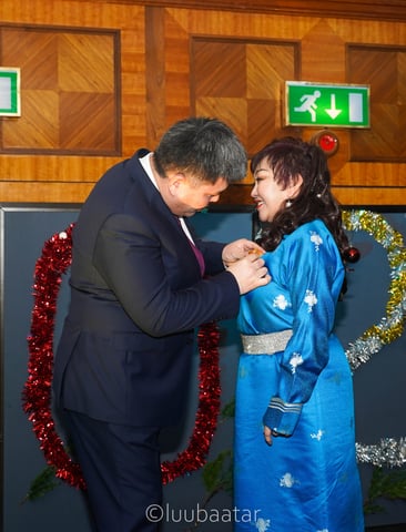 MongoliainUK's tweet photo. ТӨРИЙН ДЭЭД ОДОН, МЕДАЛЬ ГАРДУУЛЛАА
Үндэсний эрх чөлөө, тусгаар тогтнолоо сэргээн мандуулсны 114 жилийн ойг тохиолдуулан Монгол Улсын Ерөнхийлөгчийн 2025 оны 174 дүгээр зарлигаар ...
🇲🇳 https://t.co/PATLiNPmyn https://t.co/u5qgehMir5