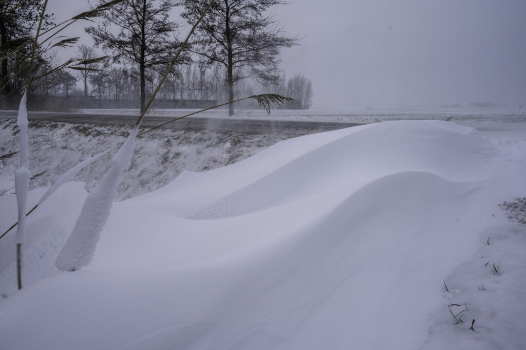 Talloze auto’s vast in sneeuwduinen in Middelbert