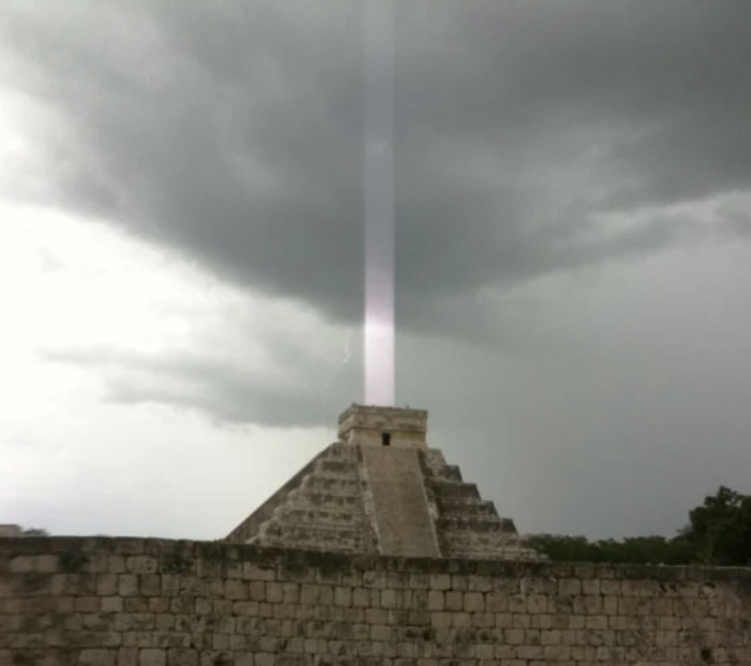 QDrop2450's tweet image. Photos of El Castillo Pyramid in the ancient Mayan City of Chichen Itza taken in 2009 by Hector Siliezar. Siliezar was stunned to see a beam of light shooting up into the sky from the top of the pyramid. 😳